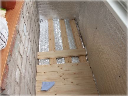 Procedura de acoperire a podelei pe balcon cu un fascicul de lemn