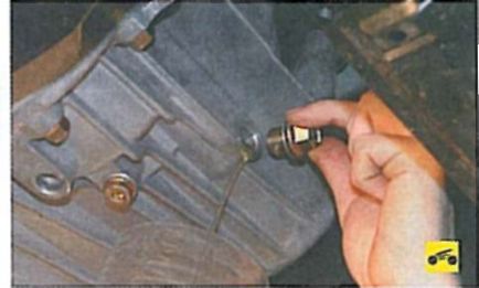 Verificați nivelul și completați uleiul din transmisia manuală și lichidul de lucru în mod automat