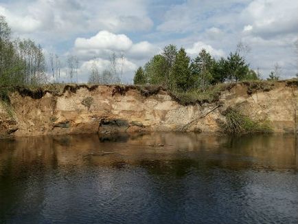 Річка Толшма змінює русло, лісова комора