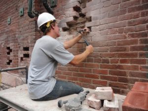 Reparăm cărămizile pereților în locuri separate