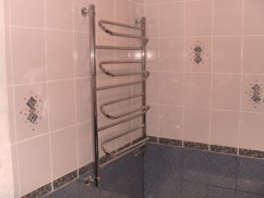 Repararea costurilor de baie în casele din seria kick-urilor în mod ieftin