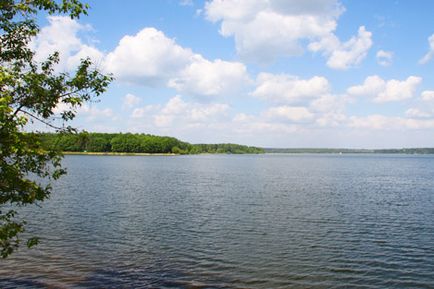 Pescuitul pe lacul Seneg din Rusia cu un ghid