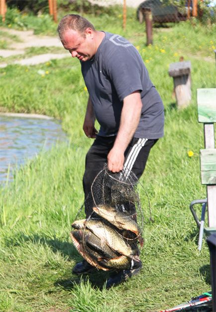 Pescuitul pe lacul Seneg din Rusia cu un ghid