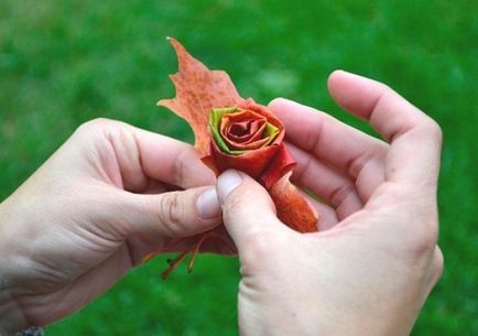 Trandafiri din frunzele toamnei cu mâinile lor