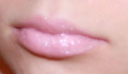 Рожевий блиск для губ в моїй косметичці