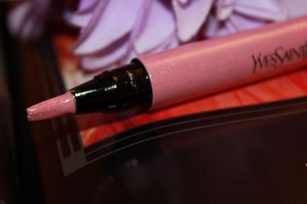 Buză de buze roz în geanta cosmetică