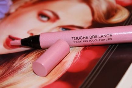 Buză de buze roz în geanta cosmetică