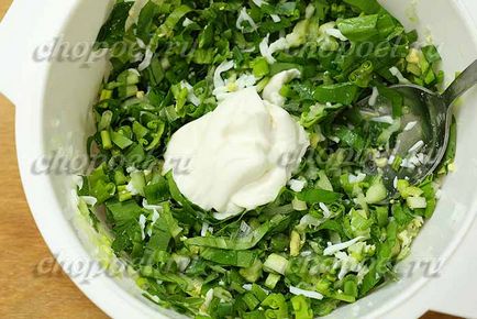 Saláta medvehagyma tojással és friss uborka - a recept lépésről lépésre fotók