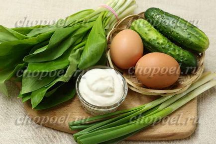 Салат з черемші з яйцями і свіжим огірком - рецепт з покроковими фото