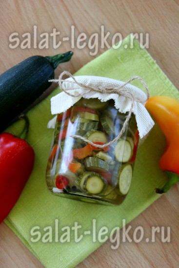 Saláta cukkini, uborka és a paprika a téli
