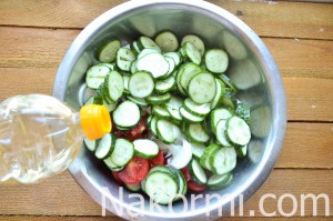 Salata de roșii, castraveți și ceapă pentru rețeta de iarnă cu o fotografie pas cu pas
