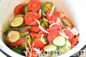 Salata de roșii, castraveți și ceapă pentru rețeta de iarnă cu o fotografie pas cu pas