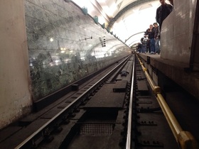 Збій на «сірої» лінії метро стався через падіння дівчини на рейки на станції «Чертанівський»