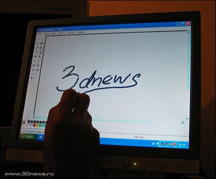 Érintőképernyős monitor kezével