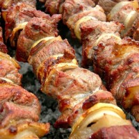 Shish kebab din carne de porc pe tane