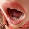 Скільки ріжуться перші зуби у дитини