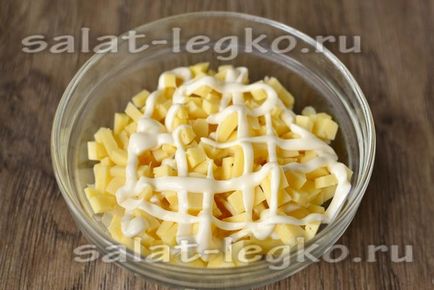 Листковий салат з ананасами, куркою і грибами рецепт з фото