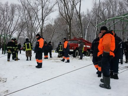 Salvatorii au găsit și deja trag afară mașina de la gingie