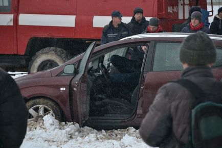 Salvatorii au găsit și deja trag afară mașina de la gingie