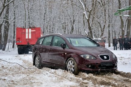 Salvatorii au găsit și deja trag afară mașina de la gingie