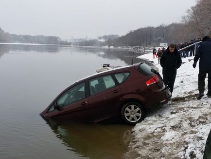 Salvatorii au găsit și deja trag afară mașina de la gingie