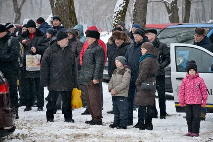 Salvatorii au găsit și deja trag afară mașina de la gingie