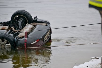 Рятувальники знайшли і вже витягують затонуле авто з ясен