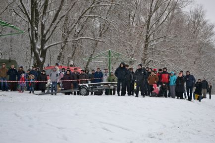 Salvatorii au găsit și deja trag afară mașina de la gingie