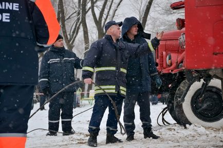 Рятувальники знайшли і вже витягують затонуле авто з ясен