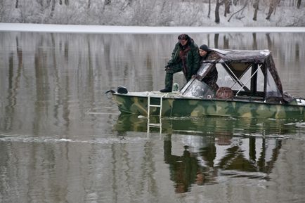 Salvatorii au găsit și deja trag afară mașina de la gingie