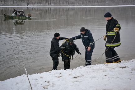 Salvatorii au găsit și deja trag afară mașina de la gingie