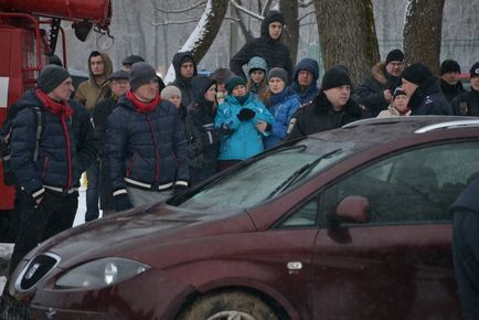 Рятувальники знайшли і вже витягують затонуле авто з ясен