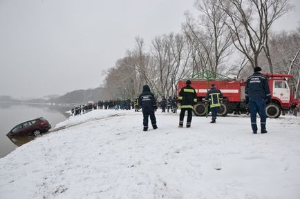 Salvatorii au găsit și deja trag afară mașina de la gingie