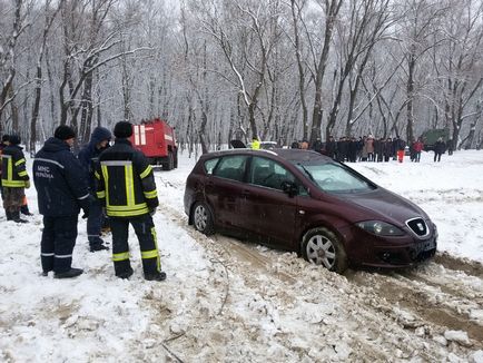 Salvatorii au găsit și deja trag afară mașina de la gingie