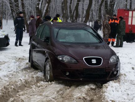 Salvatorii au găsit și deja trag afară mașina de la gingie