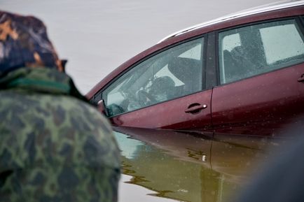 Salvatorii au găsit și deja trag afară mașina de la gingie