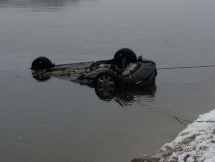 Рятувальники знайшли і вже витягують затонуле авто з ясен