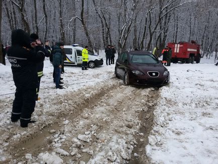 Salvatorii au găsit și deja trag afară mașina de la gingie