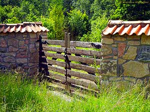 Старовинні дерев'яні ворота