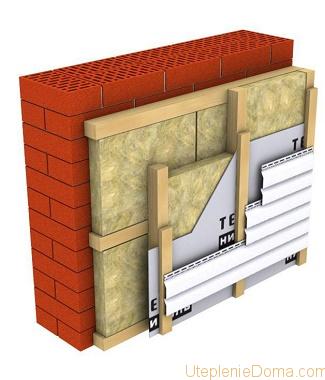 Încălzind zidurile din interior cu mâinile lor folosind materiale diferite