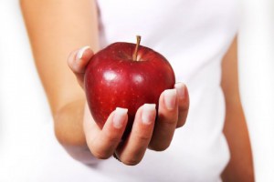 Дізнаємося, як можна позбутися від бородавок за допомогою обрядів з використанням крейди, яблука та інших
