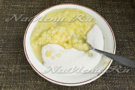 Jam a citromhéj egy húsdaráló (héj) Lekvár citromhéj át a présen