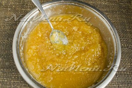Jam a citromhéj egy húsdaráló (héj) Lekvár citromhéj át a présen