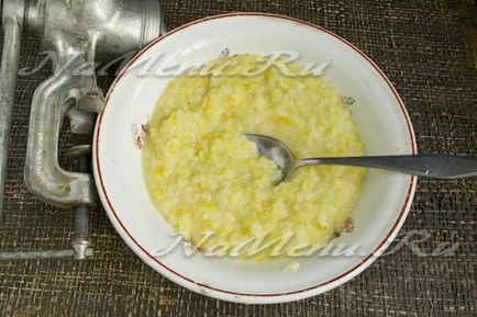 Jam a citromhéj egy húsdaráló (citrom) Lekvár citromhéj át a présen