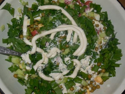 Salată de salată de usturoi sălbatice cu ouă, castravete și mazăre - cum să pregătești corect salata de salată