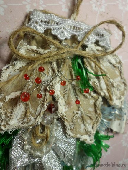Mănuși de vintage pe un pom de Crăciun dintr-un material deșeu