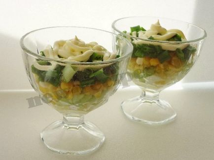 Смачний порційний салат в креманках