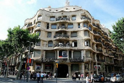 Taberele incitante ale casei sunt foarte frumoase, construite de arhitectul Antonio Gaudí (barcelona)