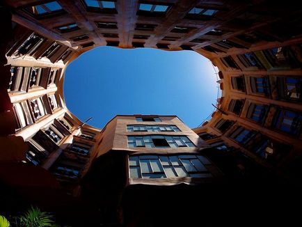 Taberele incitante ale casei sunt foarte frumoase, construite de arhitectul Antonio Gaudí (barcelona)