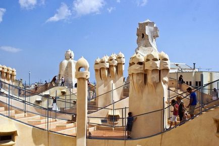 Taberele incitante ale casei sunt foarte frumoase, construite de arhitectul Antonio Gaudí (barcelona)